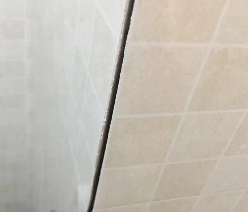 新晃瓷砖空鼓维修公司分享阳台瓷砖脱落的修复过程可以分为以下几个步骤
