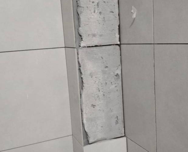 新晃瓷砖空鼓维修公司分享下瓷砖施工前基层浇水润湿程度不足，可能导致以下问题