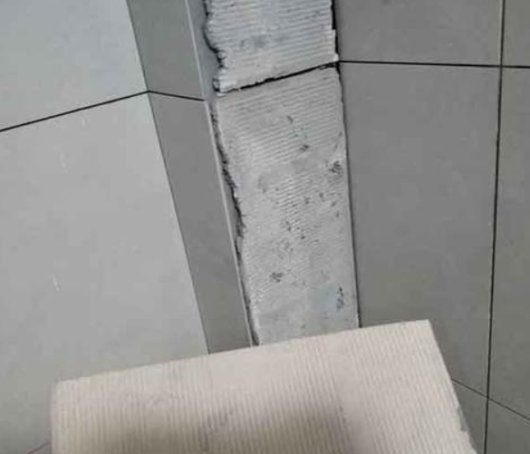 新晃瓷砖空鼓维修公司分享下厨房瓷砖脱落的补救措施。